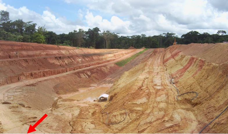 Tùnel de acceso a la Mina «El Placer» en El Dorado en Venezuela