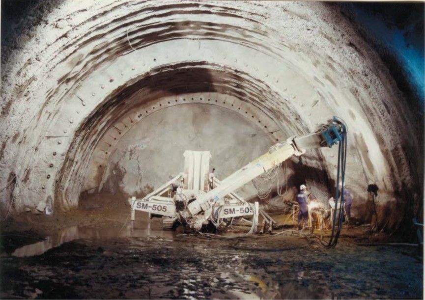 «Umbrella arch»: en el ferrocarril Caracas-Cua un mètodo constructivo para tùneles en terrenos dificiles basado en la versiòn moderna de la tècnica del «marciavanti»